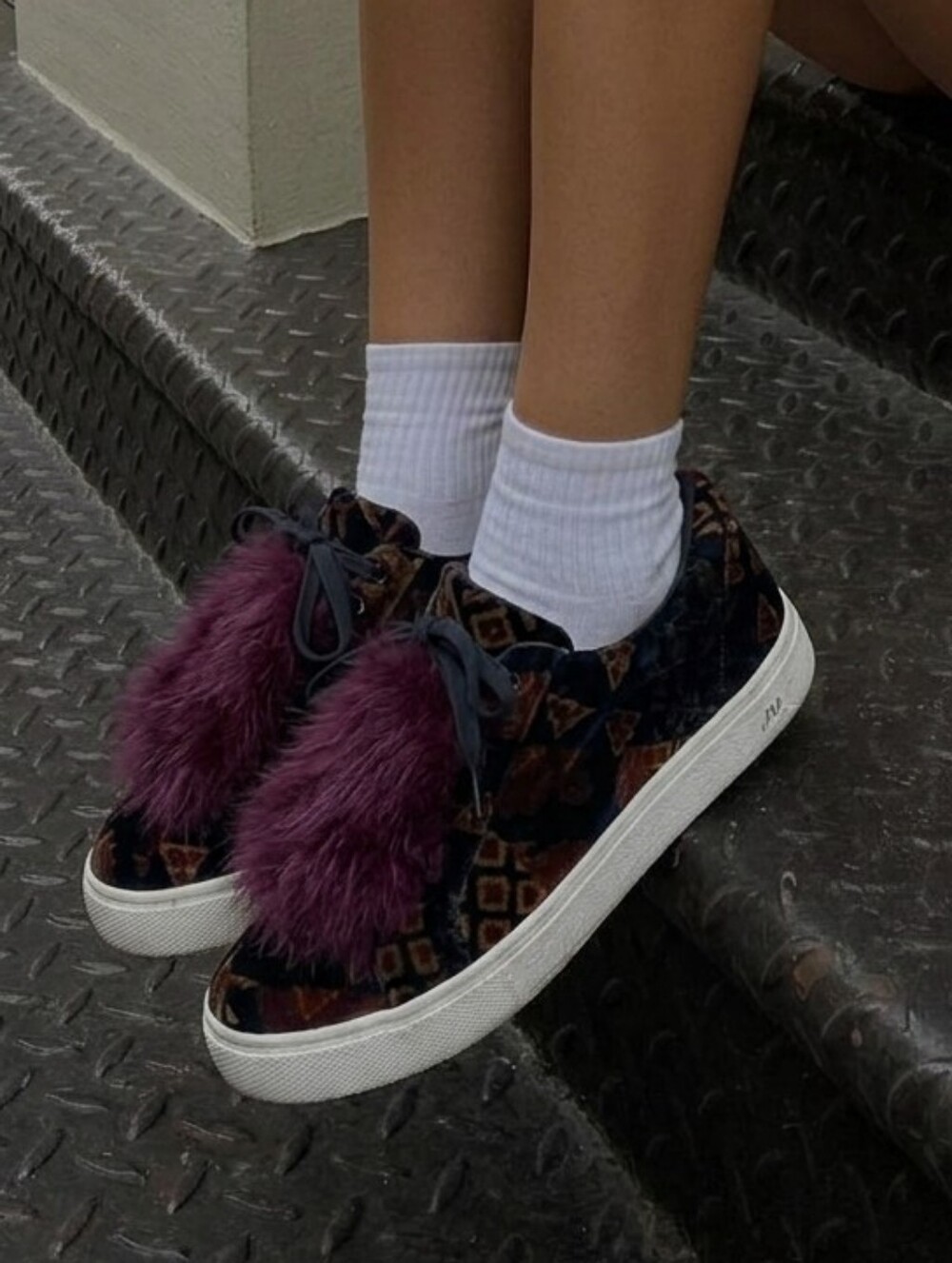 Sam Edelman Leya Velvet Shoes Faux Fur PomPom Slip-On Sneakers size 8.5 Burgundy